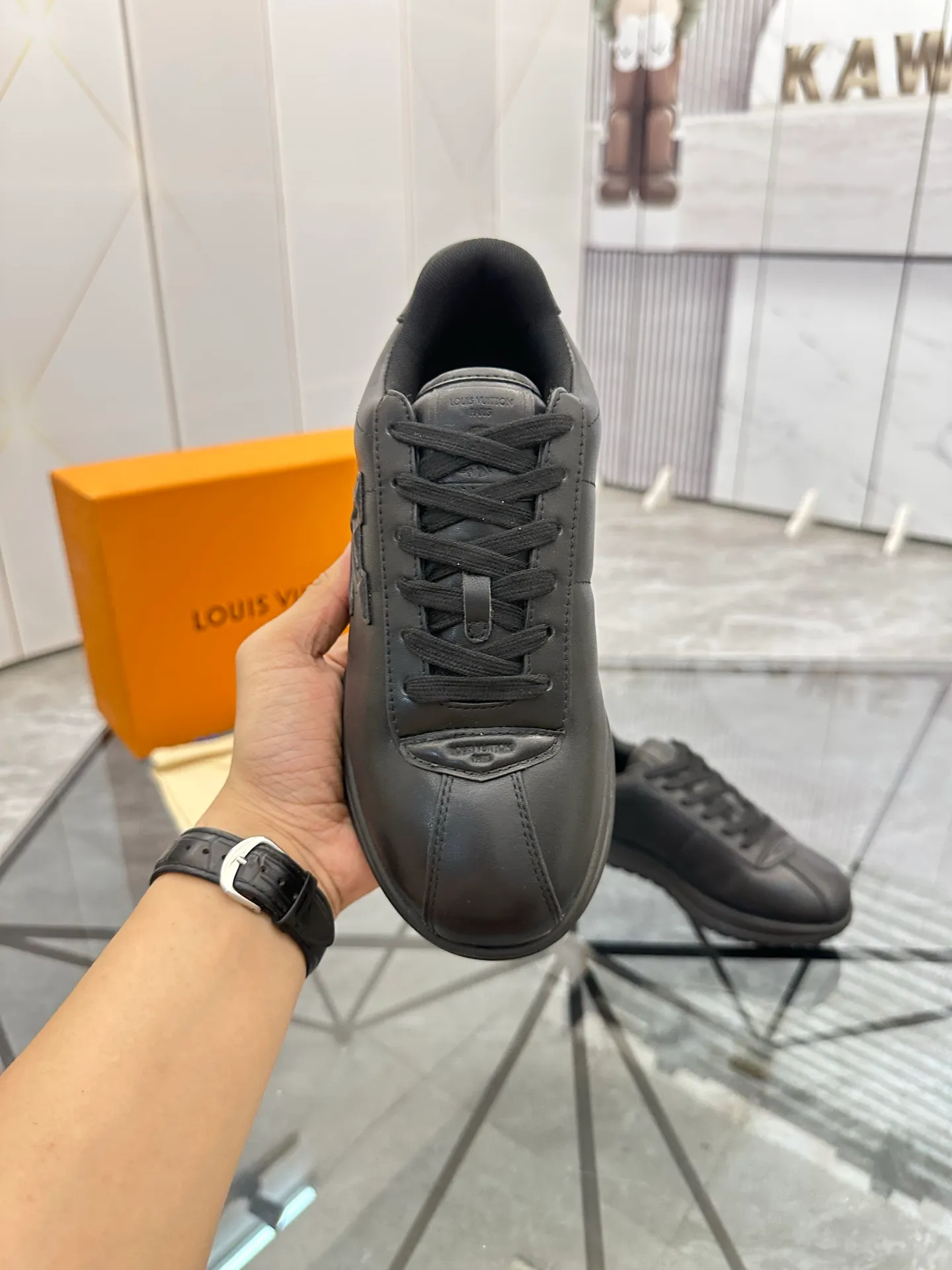 Men's shoes: 💰P700¥ Top quality Product trademark: LV* "Louis Vuitton*" low-top casual shoes Regular size: 35-45 (can be customized to 46) Couple style Product materials: Imported cowhide upper, breathable lining, original outsole. Number: two